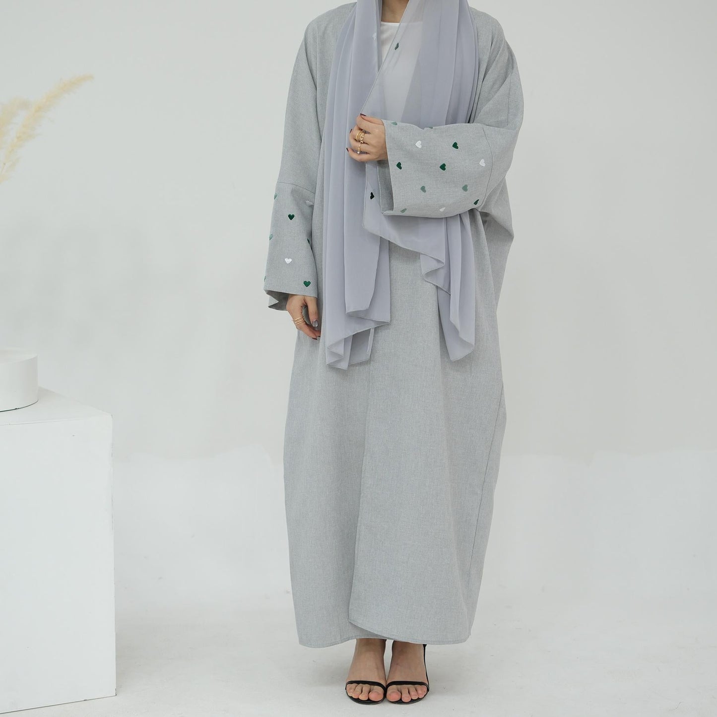 Set 2 pezzi: cardigan con ricamo a cuore, vestaglia e hijab con scritta Love