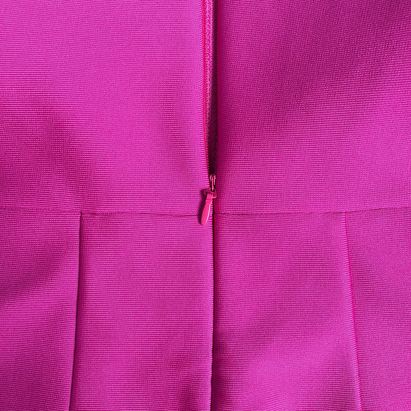 ABITO ADERENTE CON SCOLLO ALTO E SCHIENA SENZA COLLO IN PIUME DI STRUZZO ROSSO ROSA