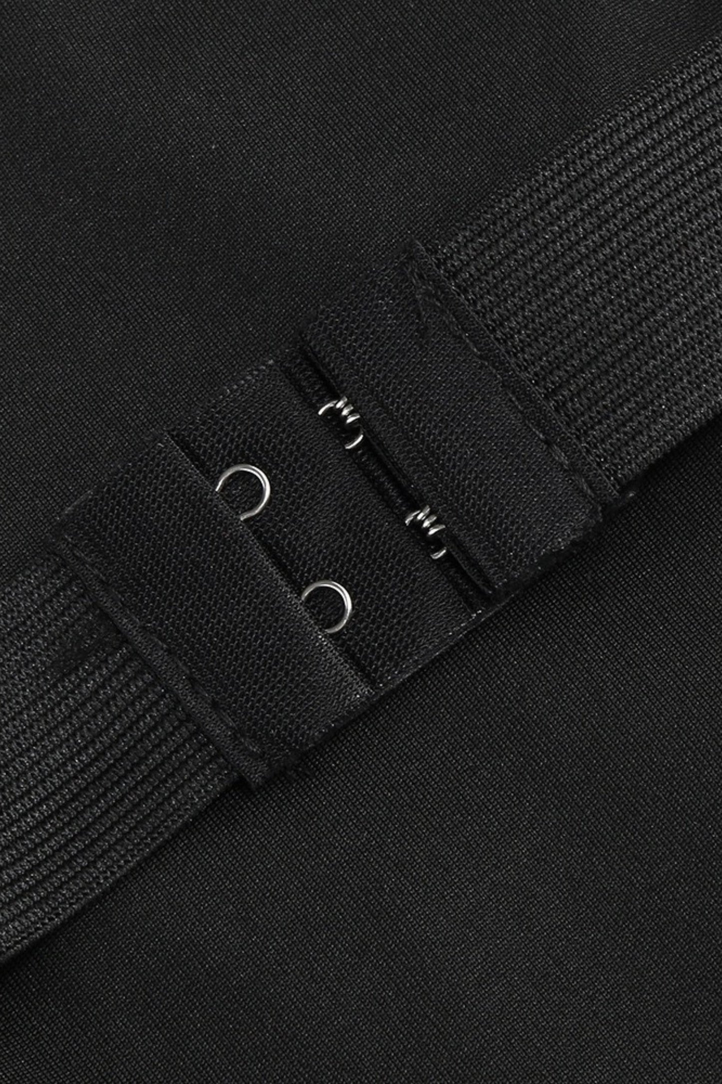 abito senza spalline decorato con perle in nero