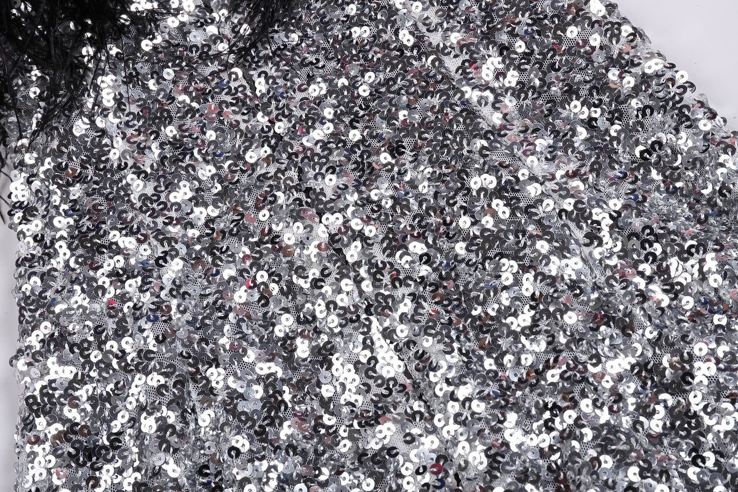 ABITO SLIM CON BRETELLE E PIUME CON PAILLETTES