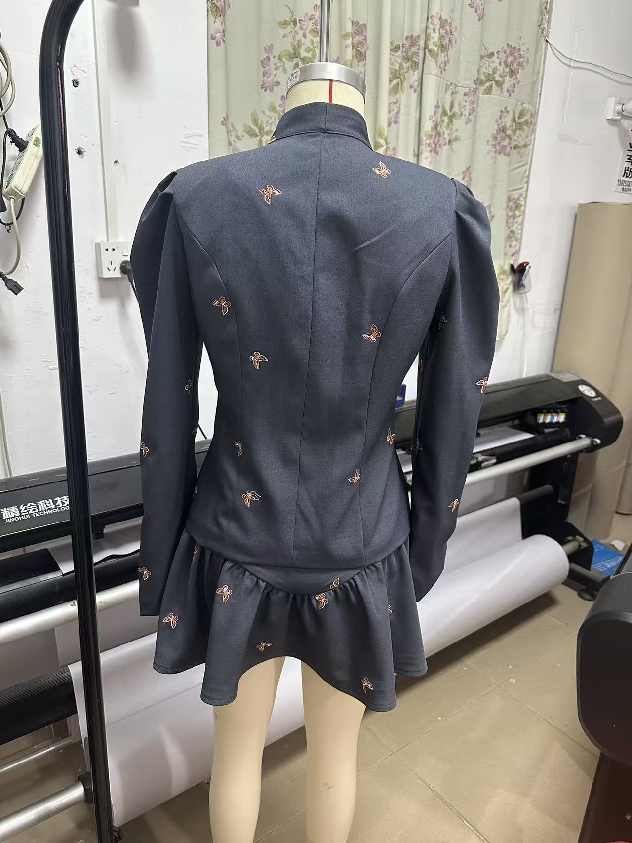 Adora set minigonna blazer con farfalla ricamata grigio scuro