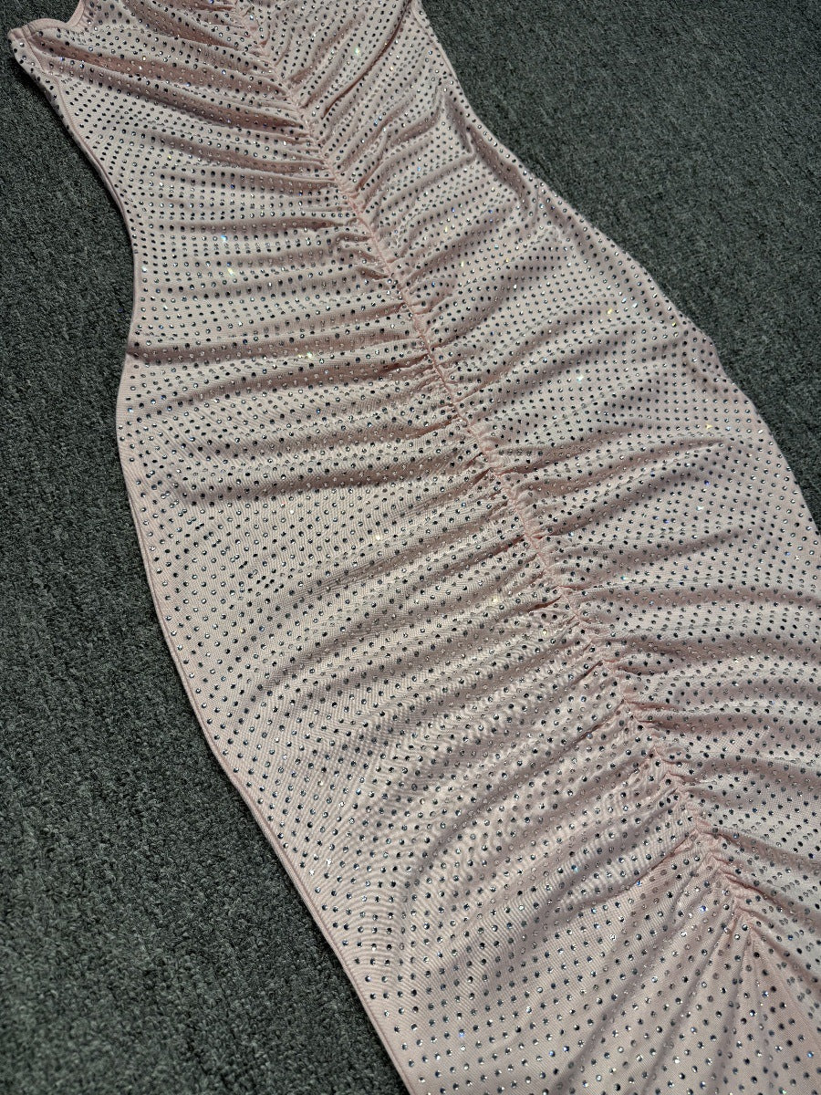 Abito lungo senza maniche con strass in rete cava rosa