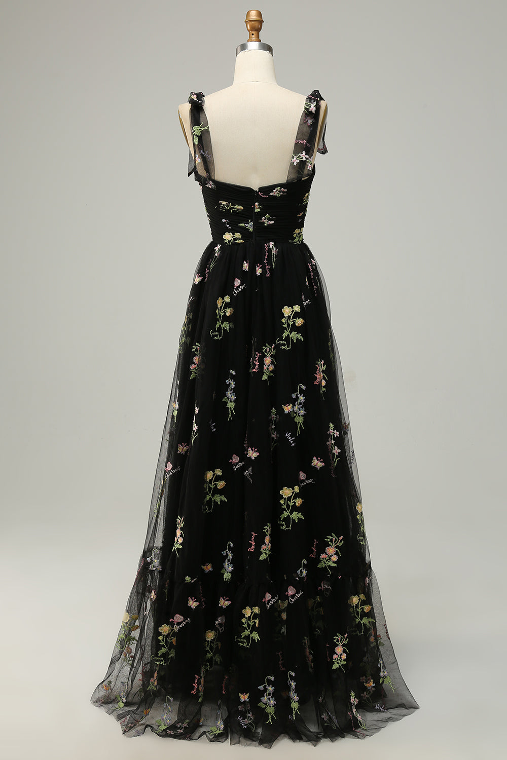 Abito da ballo color champagne con spalline sottili e applicazioni