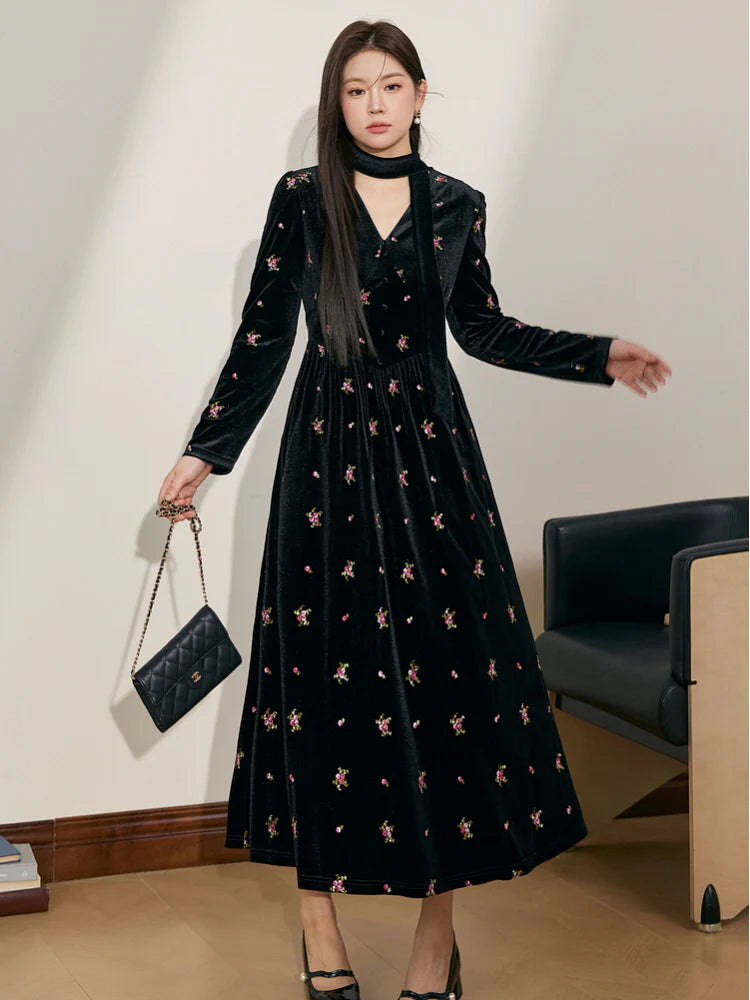 Abito lungo in velluto con scollo a V e ricami floreali Yuri in nero