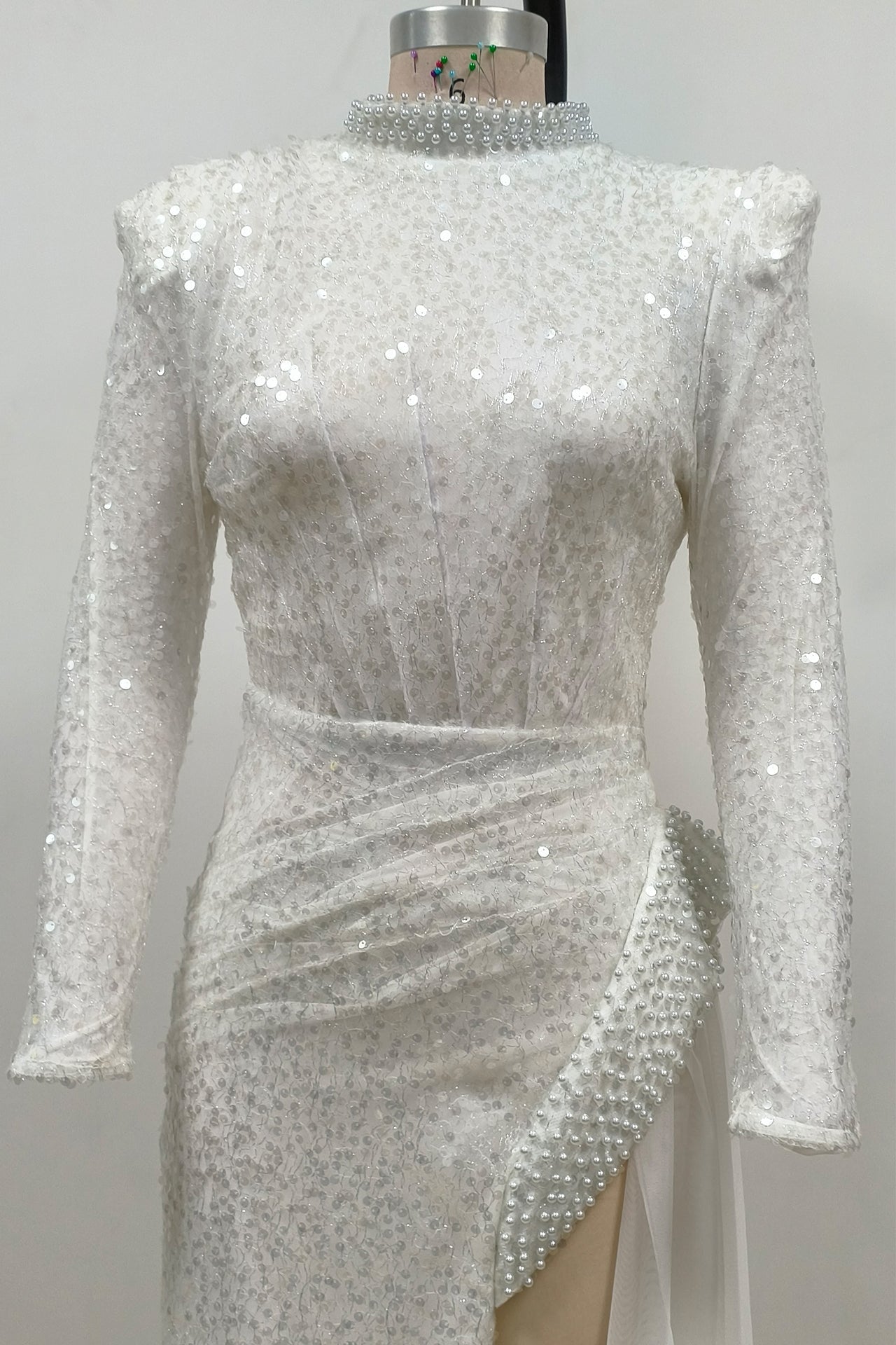 ABITO LUNGO BIANCO CON PAILLETTES E PERLE DI YVETTE