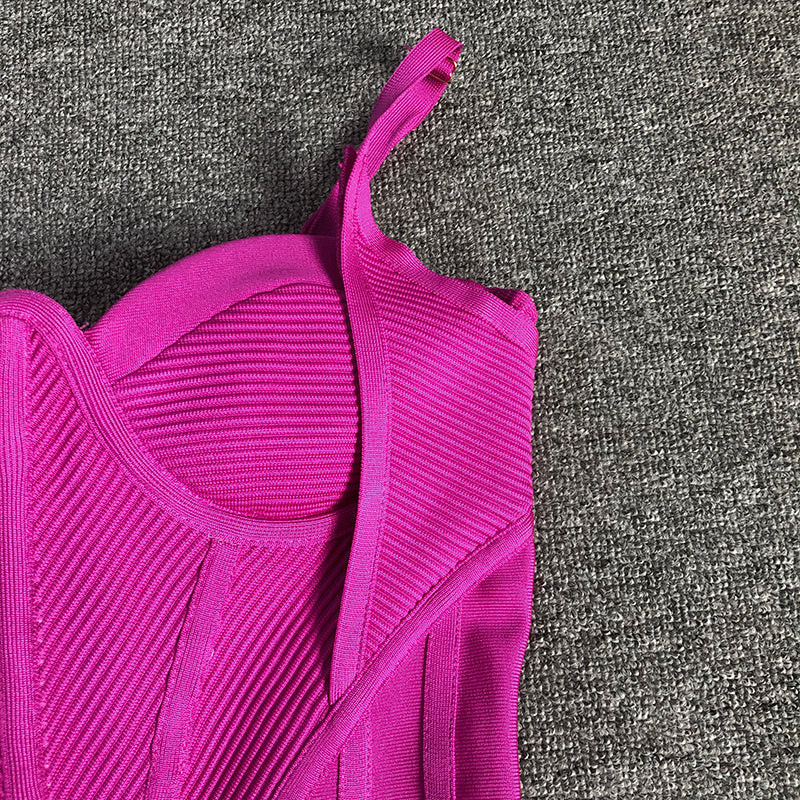 ABITO ADERENTE CON SCOLLO ALTO E SCHIENA SENZA COLLO IN PIUME DI STRUZZO ROSSO ROSA