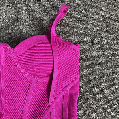 ABITO ADERENTE CON SCOLLO ALTO E SCHIENA SENZA COLLO IN PIUME DI STRUZZO ROSSO ROSA