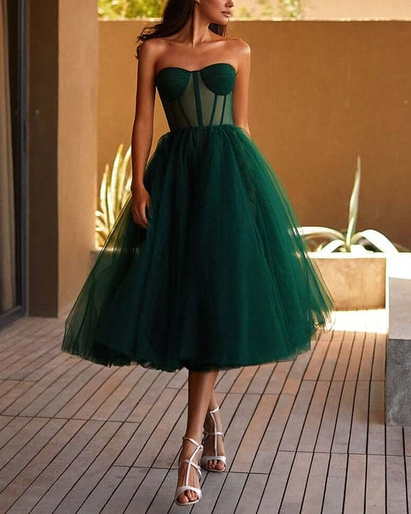 エメラルドグリーンのストラップレス パフィーミディチュールドレス
