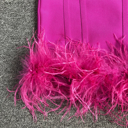 ABITO ADERENTE CON SCOLLO ALTO E SCHIENA SENZA COLLO IN PIUME DI STRUZZO ROSSO ROSA