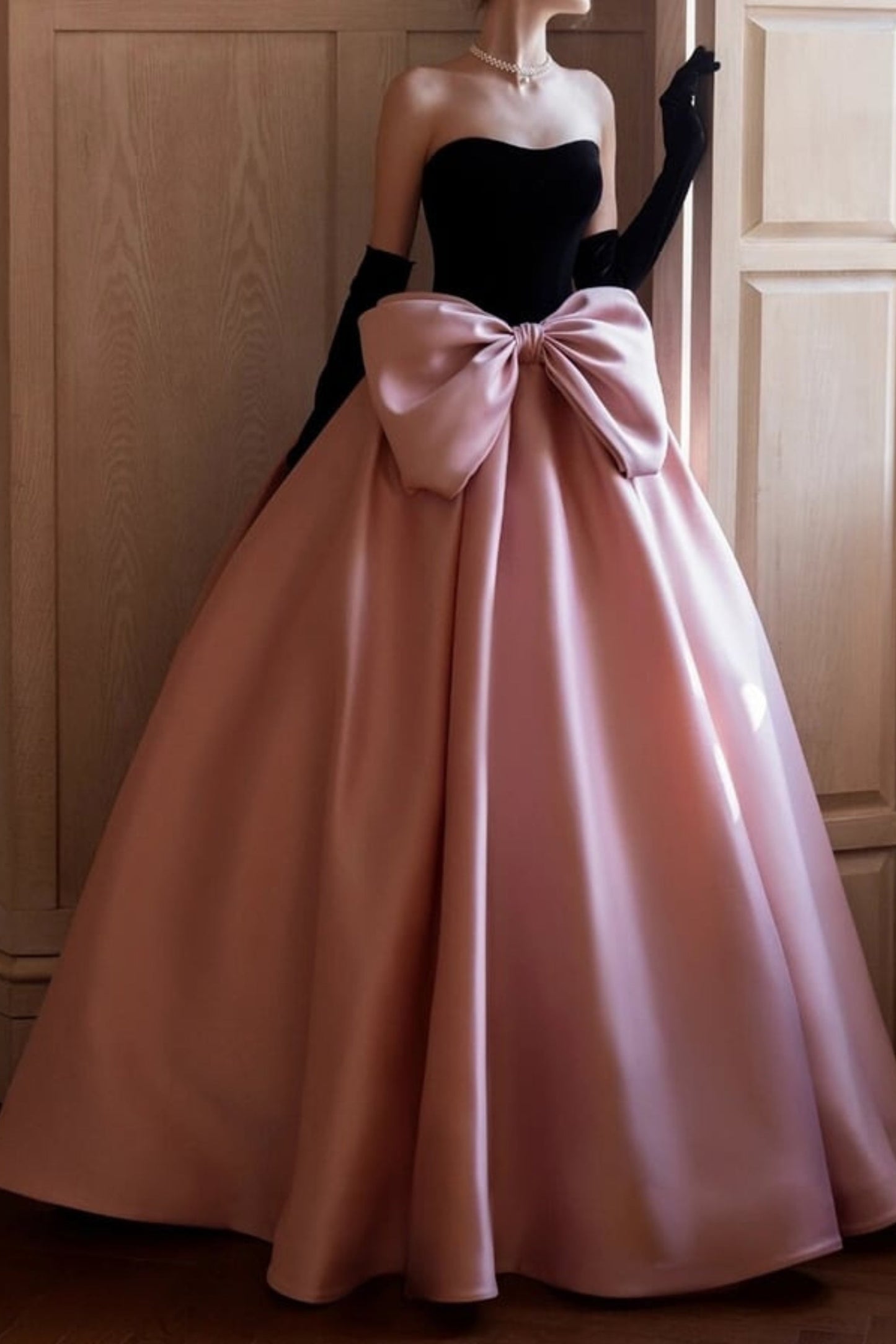 Abito rosa in raso e velluto con scollo a trapezio