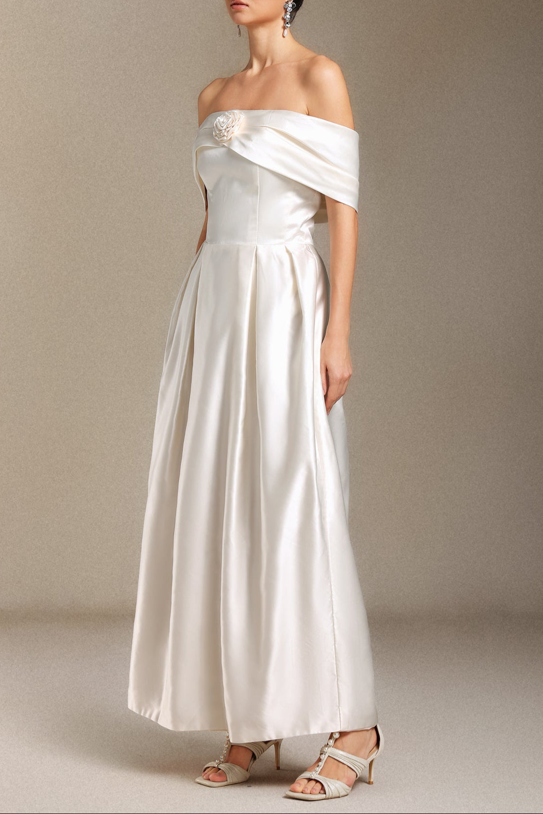 donna Bare shoulders Flower cylinder maxi dress in white