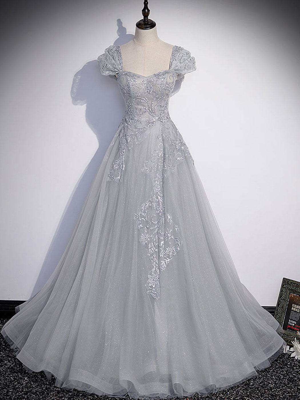 Abito a trapezio in tulle grigio con paillettes