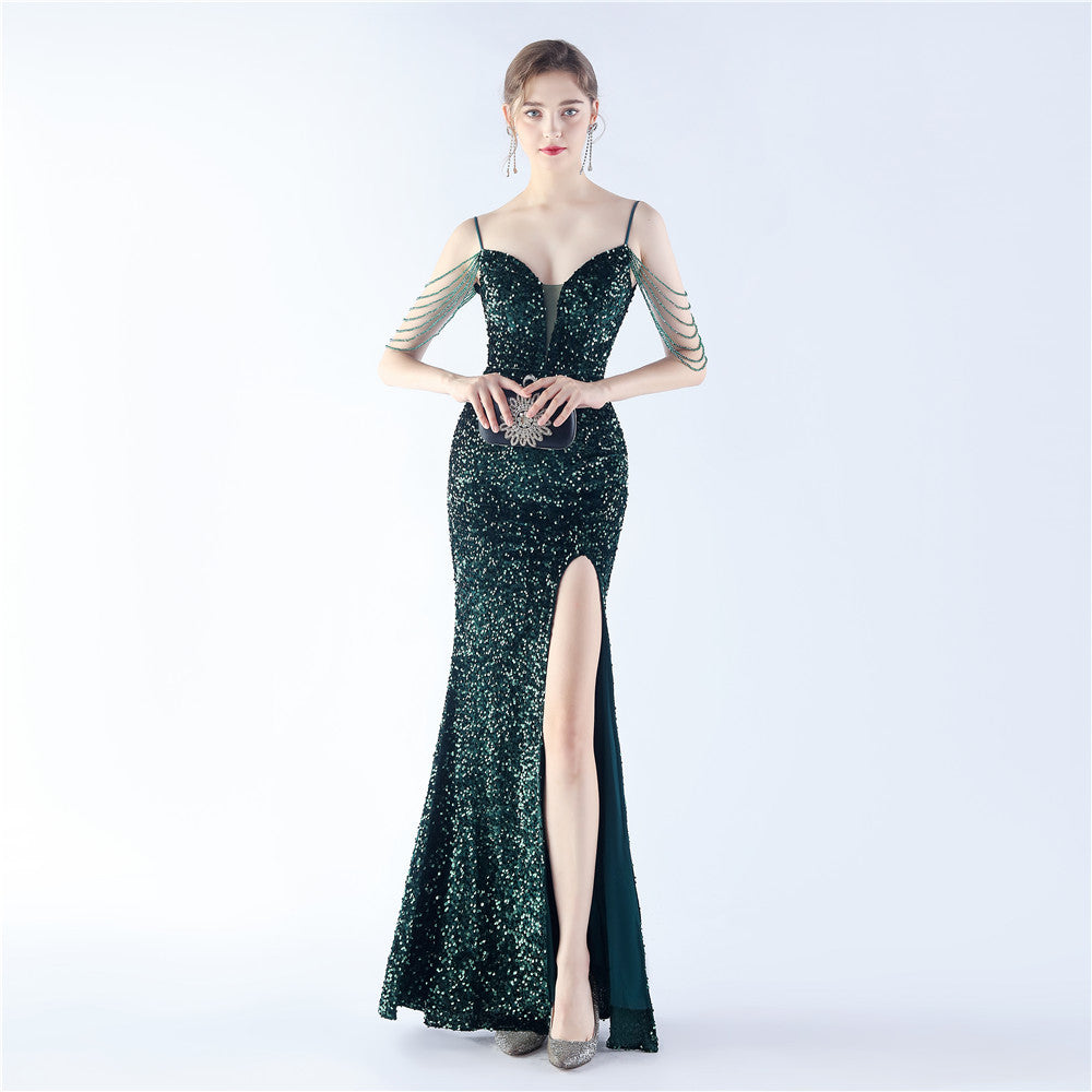 ベルベットの裏地と手作業でビーズをあしらったフォーマルドレス