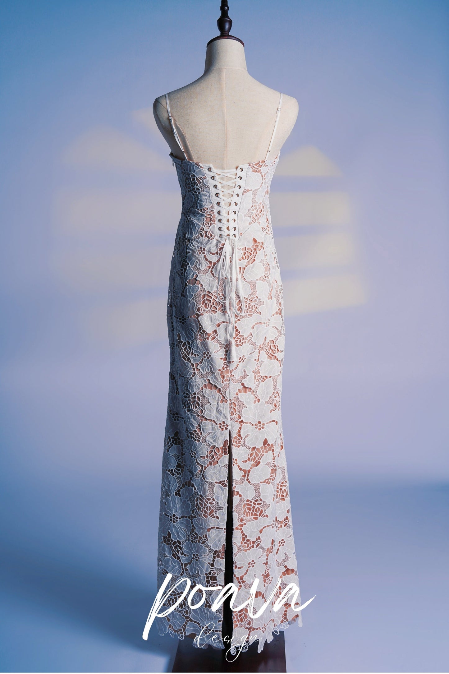 ABITO LUNGO RICAMATO A FIORI BIANCHI