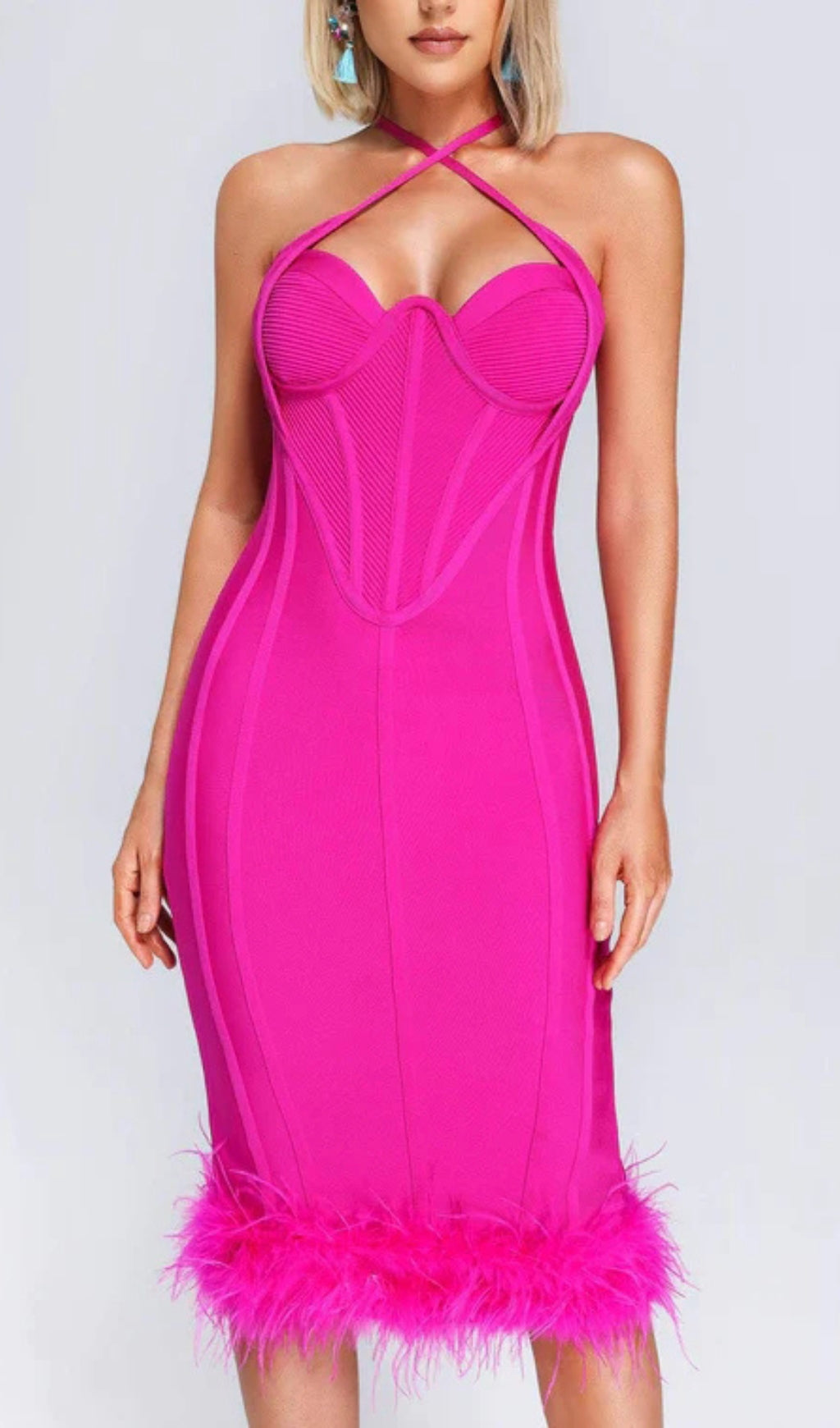 ABITO ADERENTE CON SCOLLO ALTO E SCHIENA SENZA COLLO IN PIUME DI STRUZZO ROSSO ROSA
