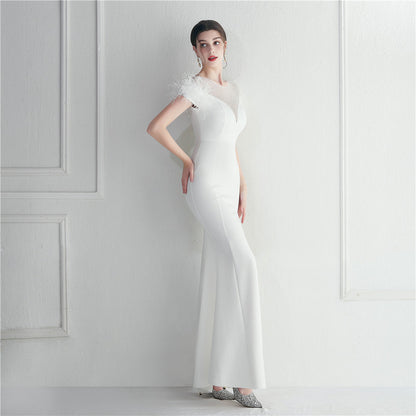 ラインストーン装飾のフェザーフォーマルドレス