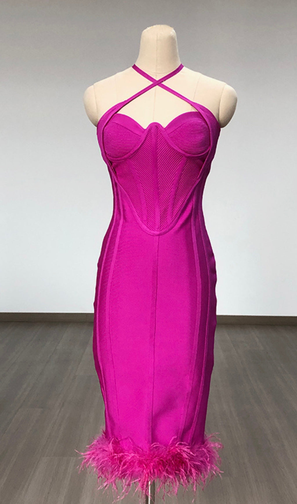 ABITO ADERENTE CON SCOLLO ALTO E SCHIENA SENZA COLLO IN PIUME DI STRUZZO ROSSO ROSA