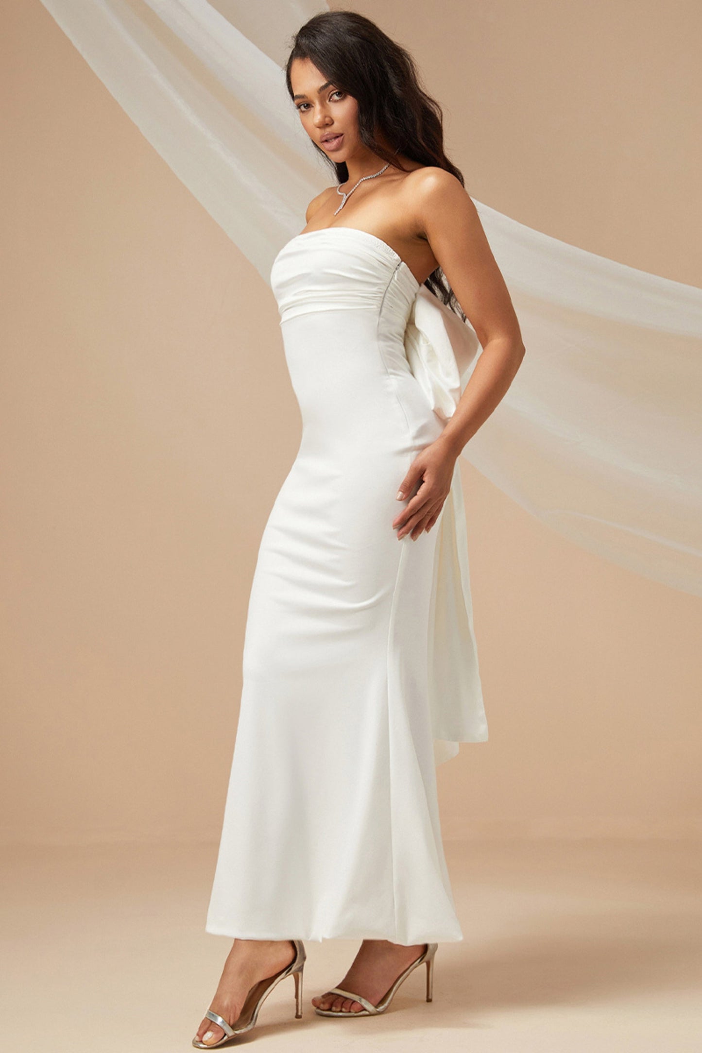 Abito midi con fiocco a sirena in bianco