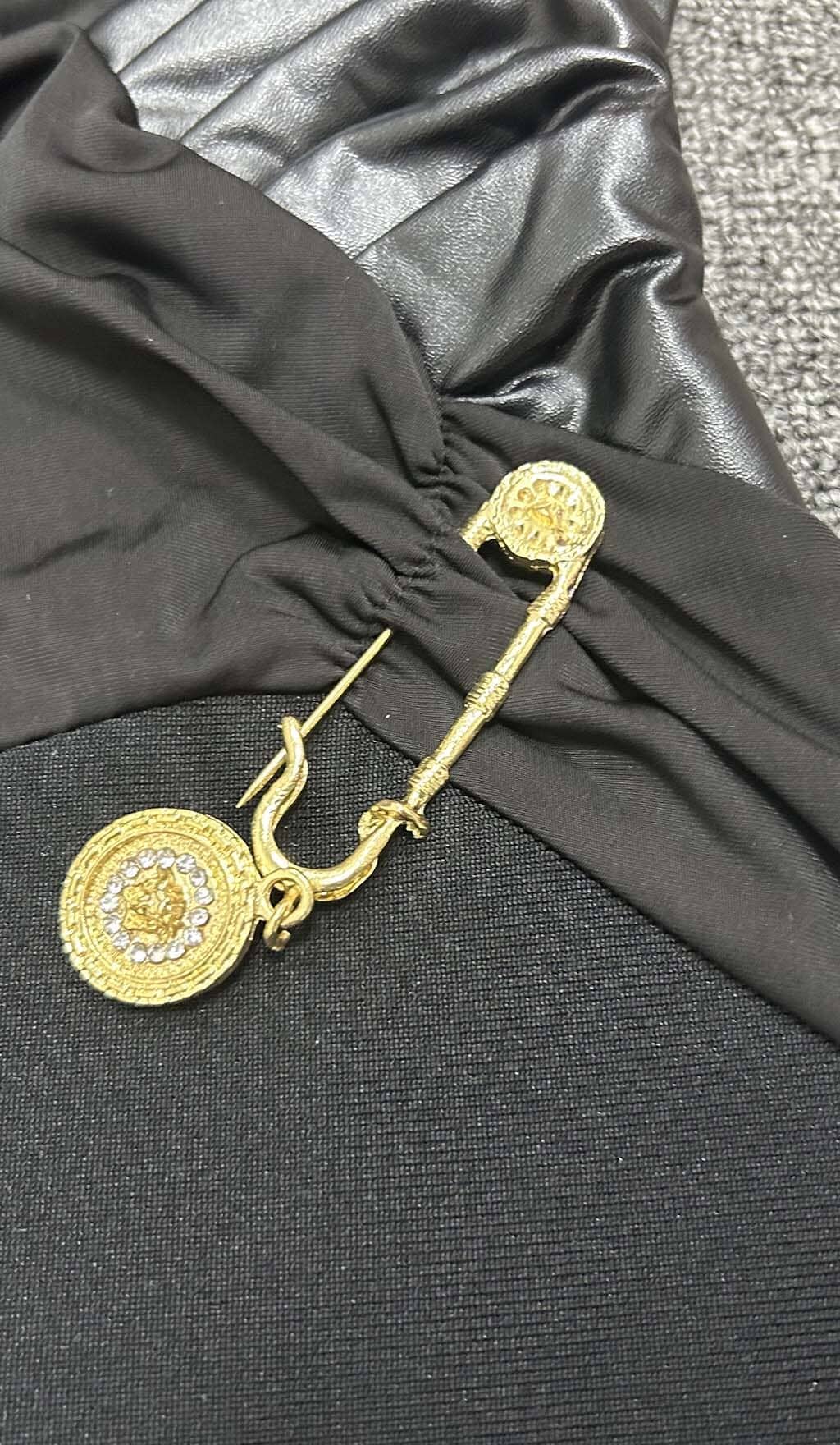 ABITO LUNGO SENZA MANICHE E SCHIENA CON FASCE IN NERO