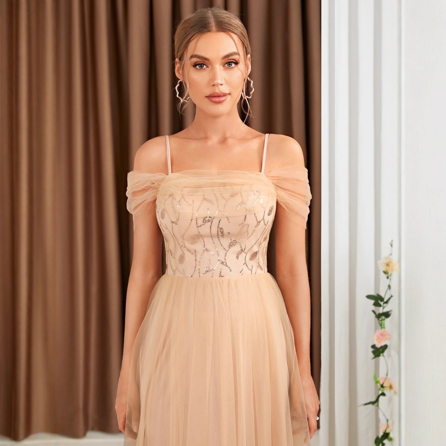 abito lungo in tulle con dettagli in paillettes Vivien color albicocca