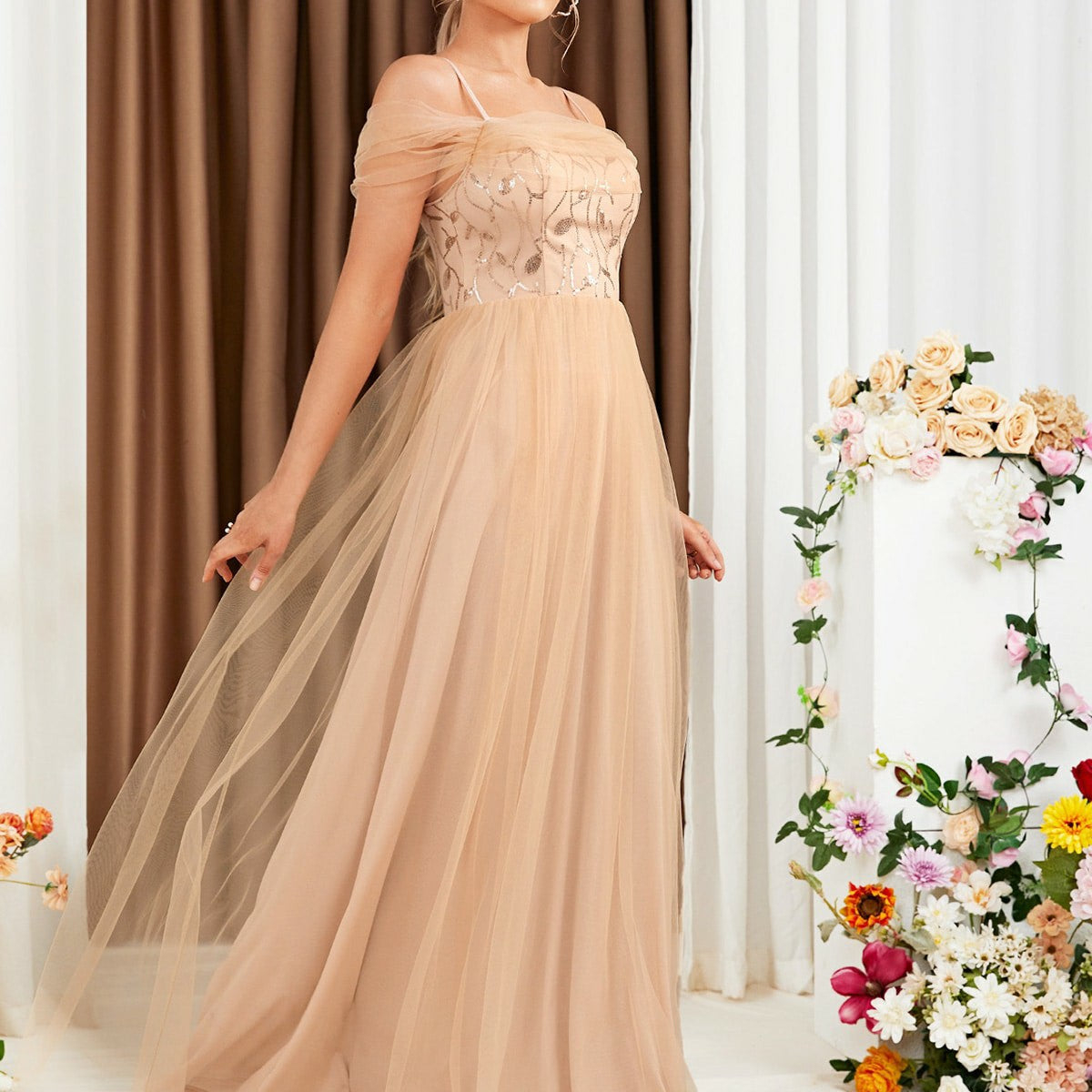 abito lungo in tulle con dettagli in paillettes Vivien color albicocca