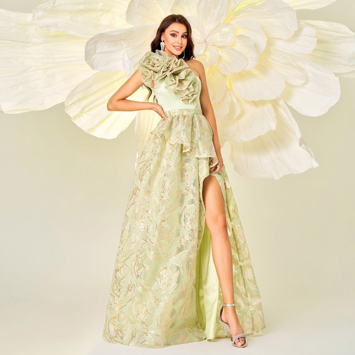 Abito lungo monospalla con stampa floreale 3D e spacco alto, verde