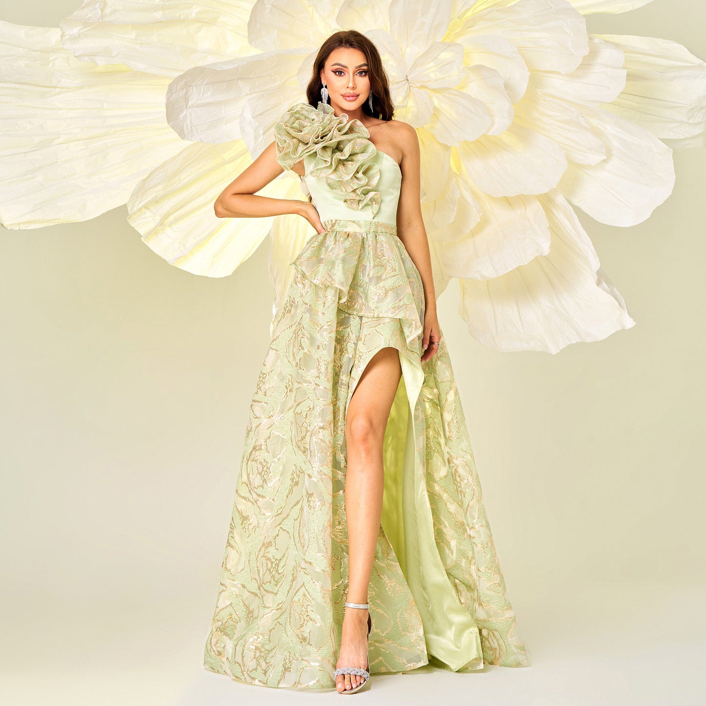 Abito lungo monospalla con stampa floreale 3D e spacco alto, verde