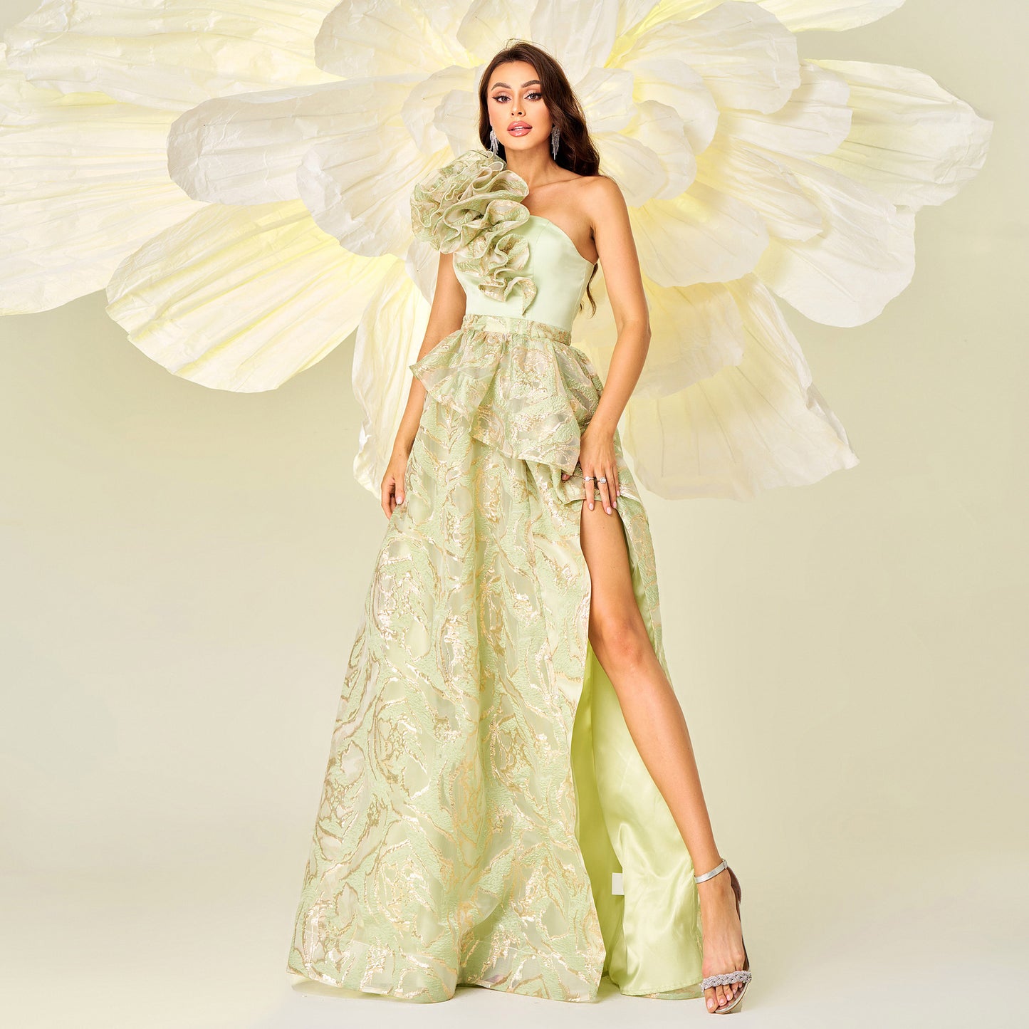 Abito lungo monospalla con stampa floreale 3D e spacco alto, verde