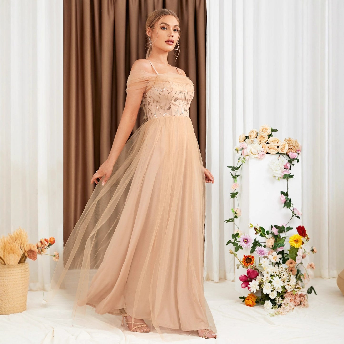 abito lungo in tulle con dettagli in paillettes Vivien color albicocca