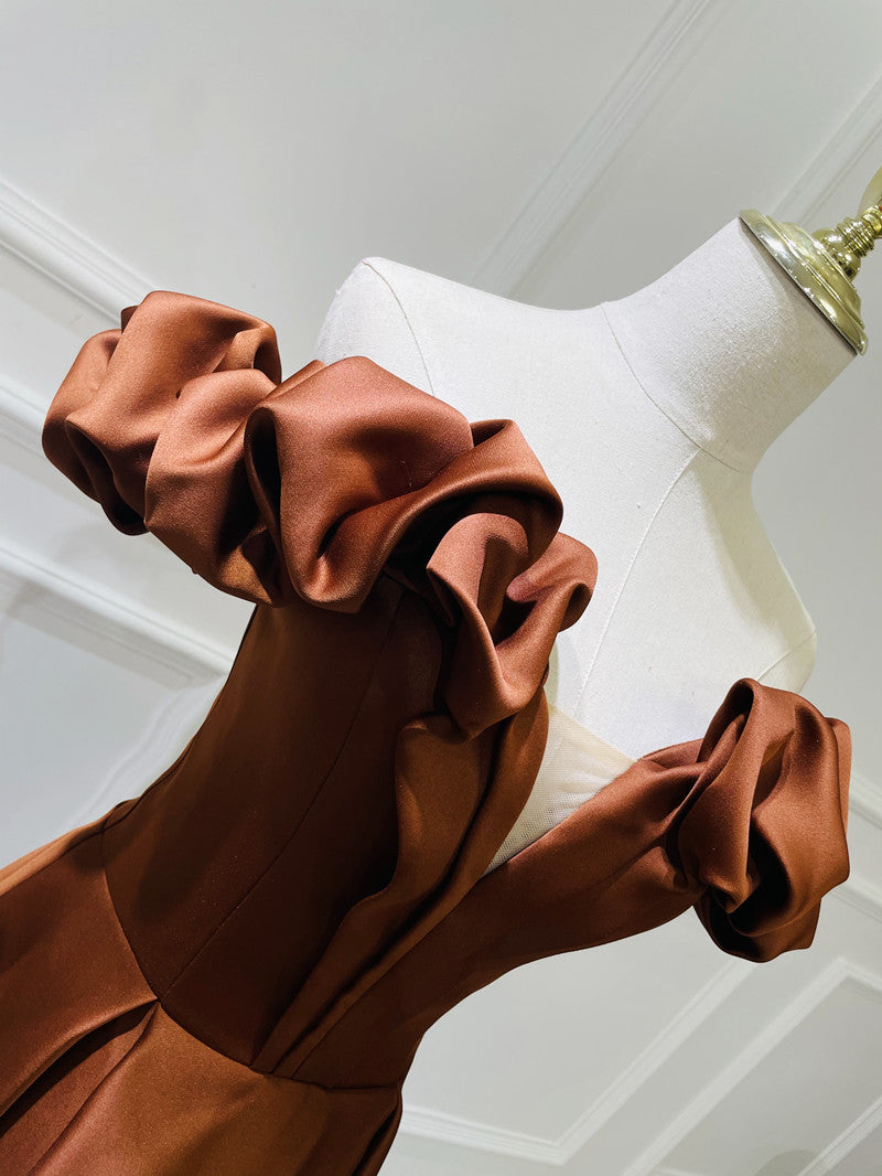 Abito da ballo lungo in raso con spalle scoperte e linea ad A 