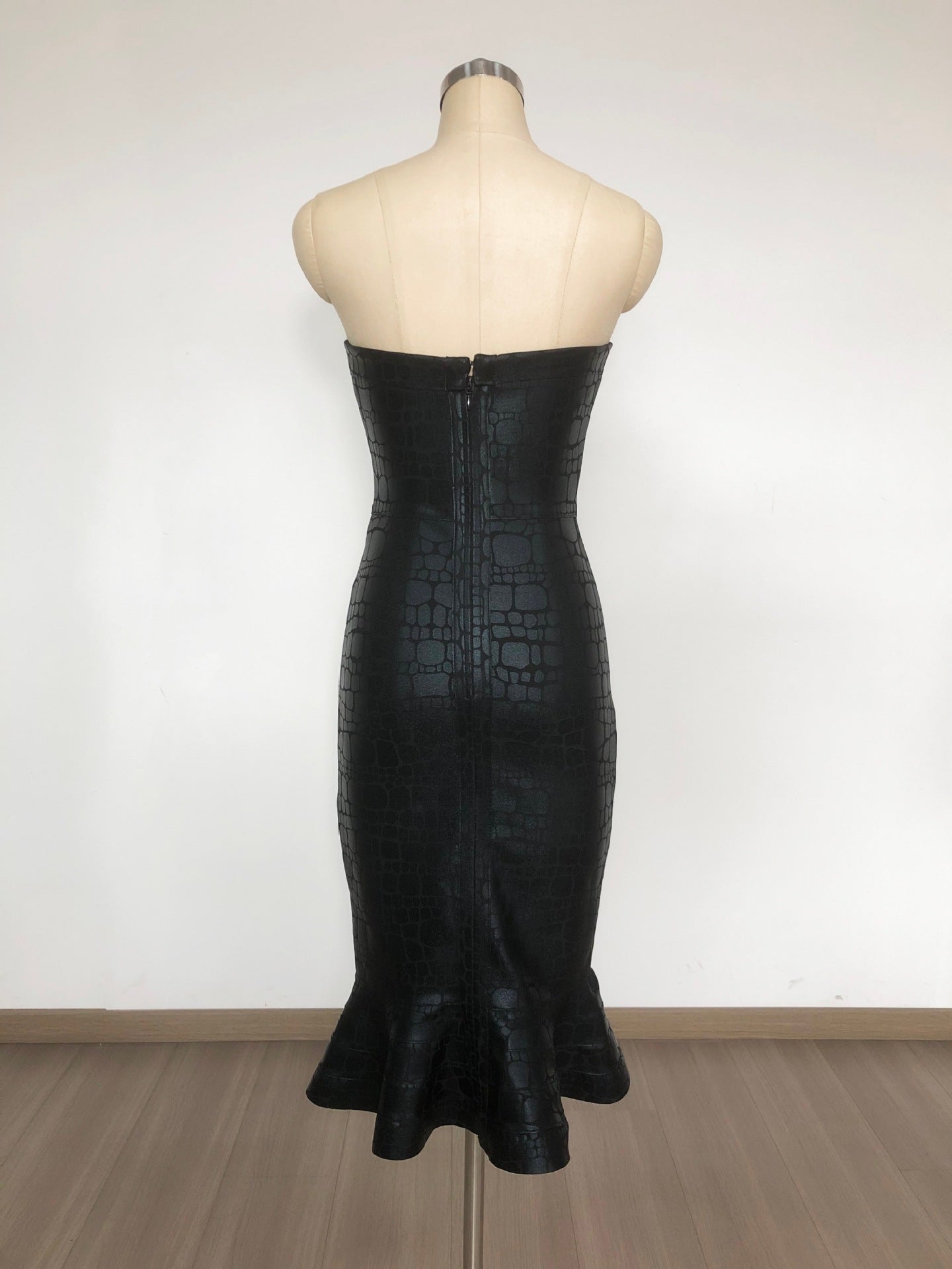 abito midi aderente con spalle scoperte e orlo a coda di pesce Eudora in nero