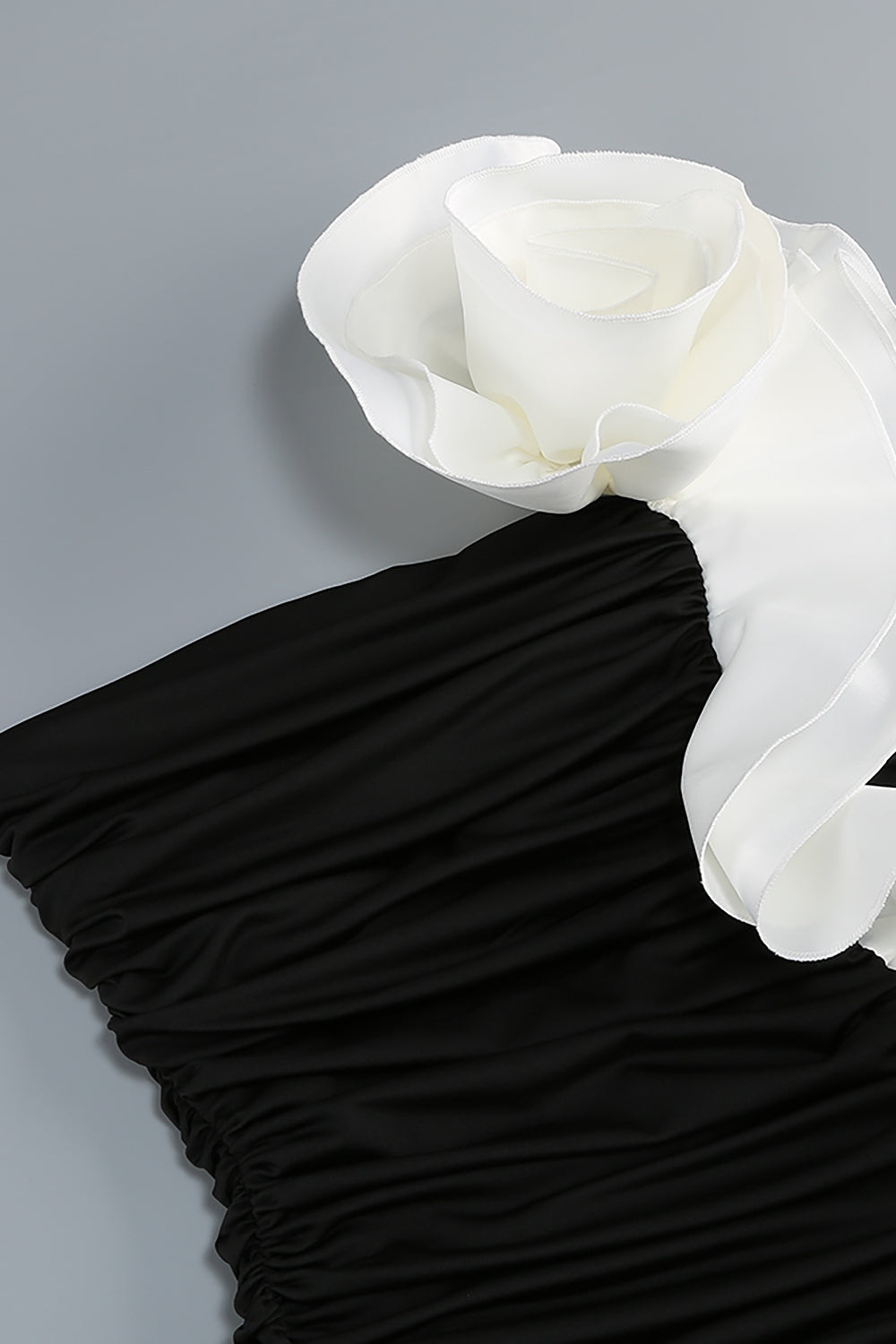 ジュディ ワンショルダー ピオニー ラッフル ガウン（ブラック）