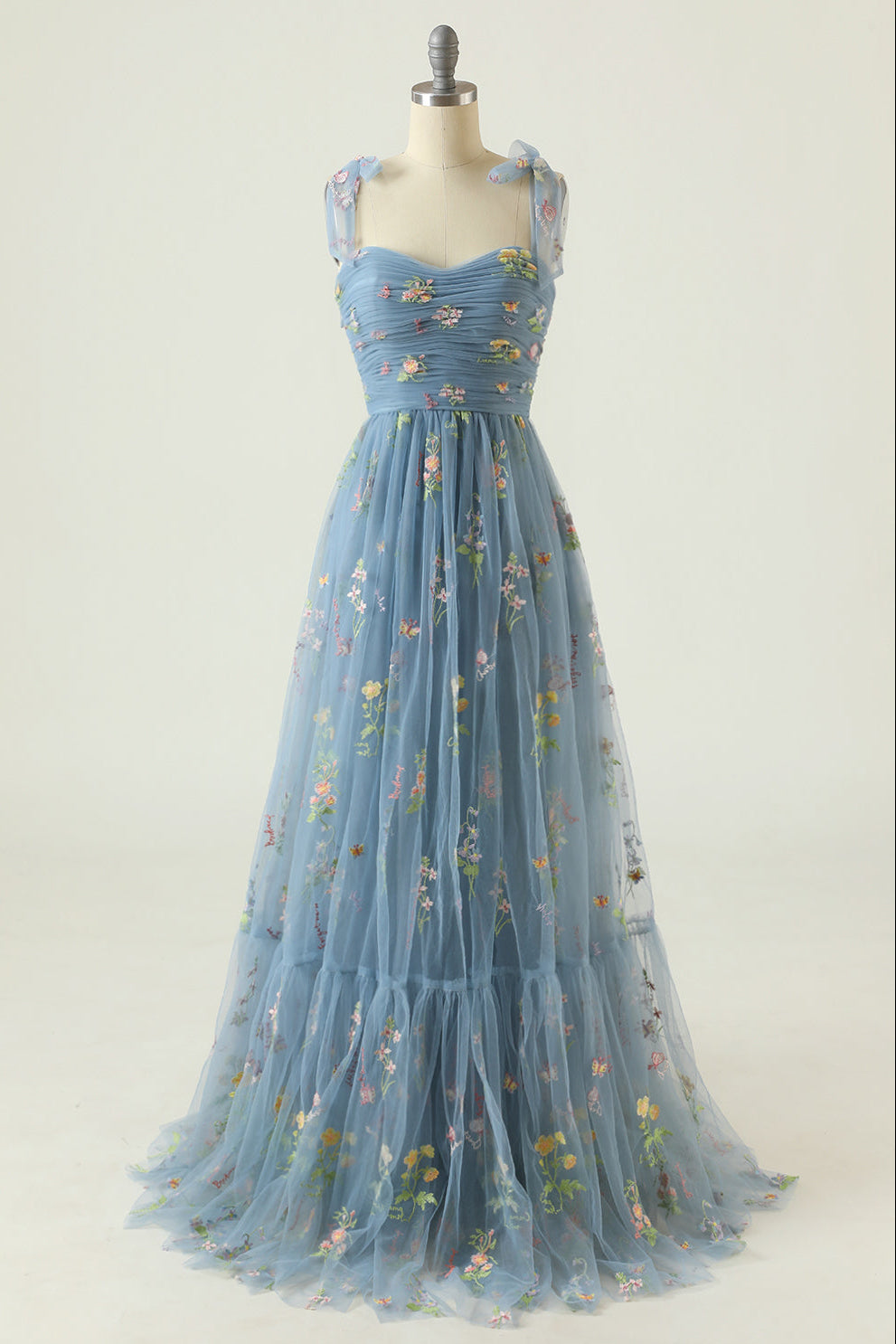 Abito da ballo color champagne con spalline sottili e applicazioni