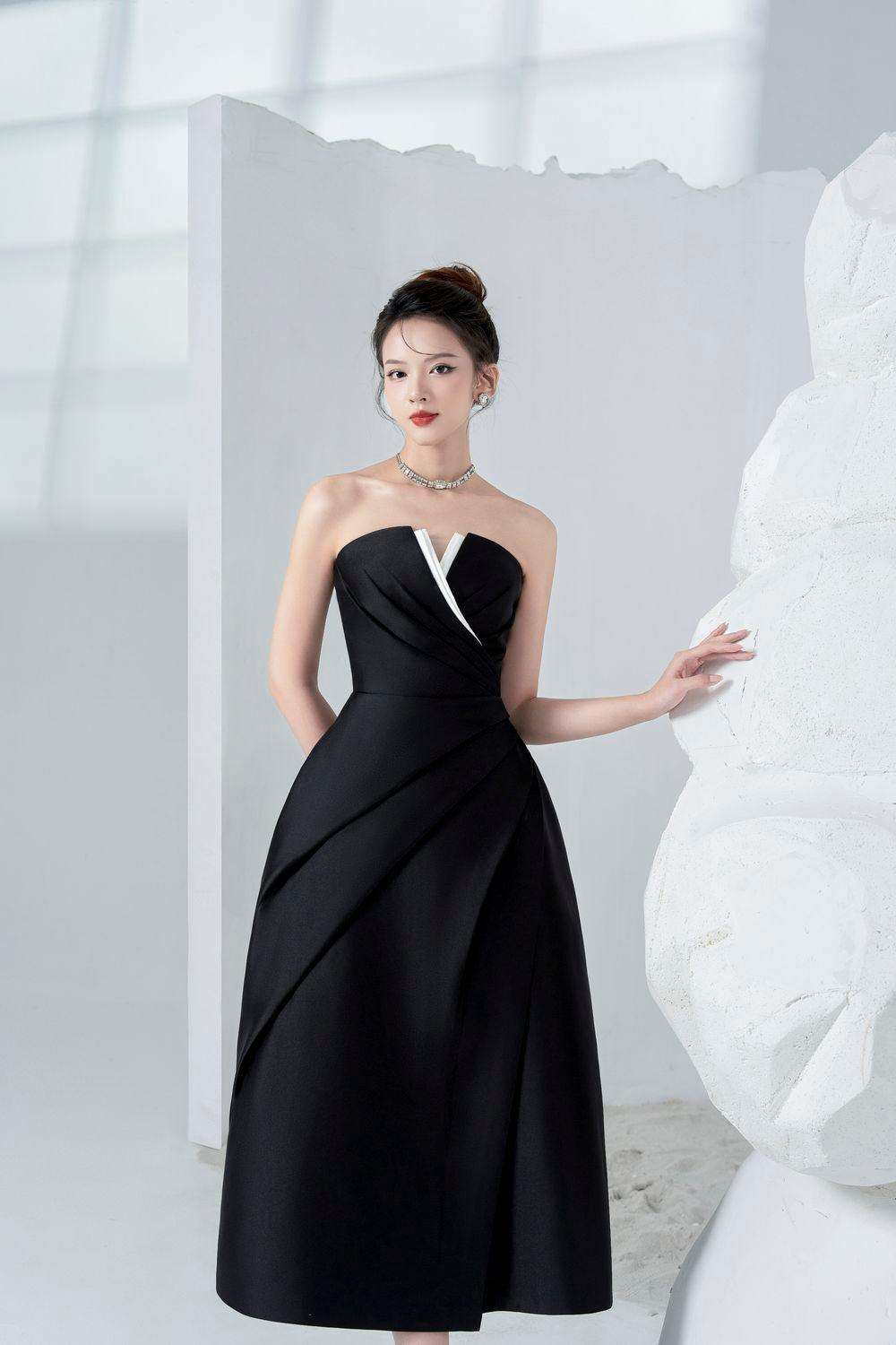 Abito midi in taffetà con pieghe sul petto senza spalline Almira