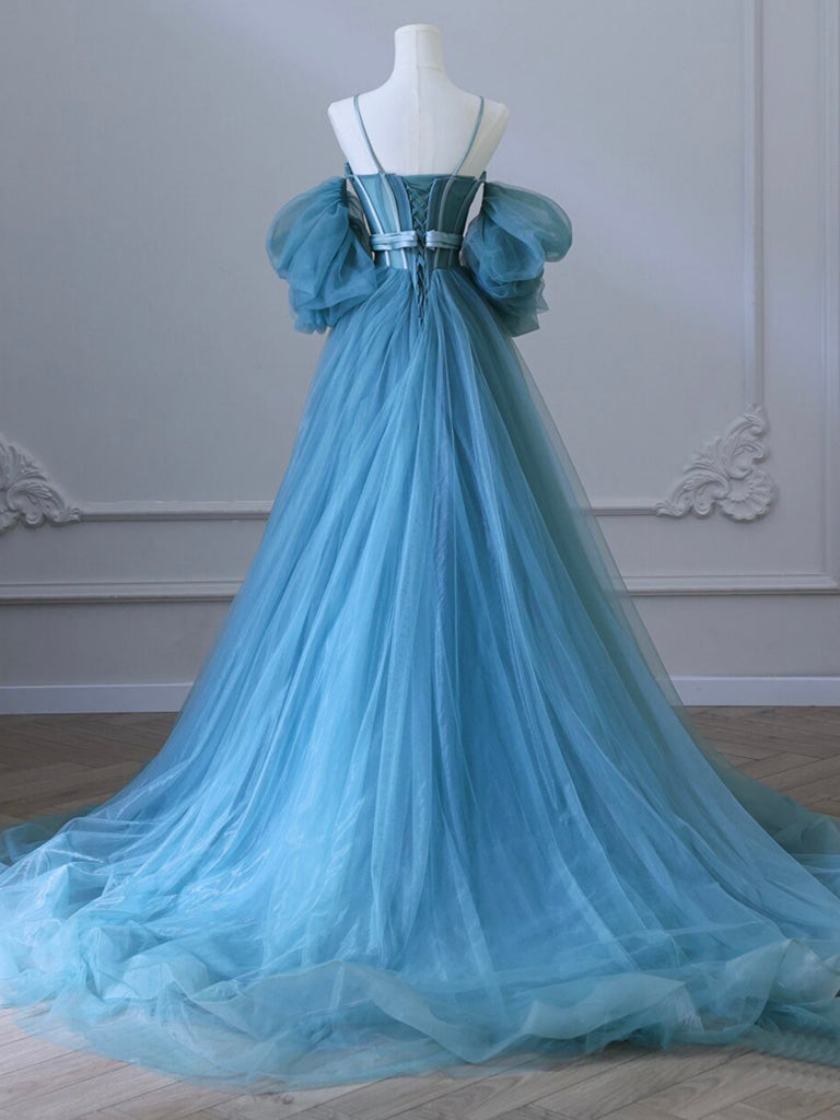 Abito da ballo in tulle blu con scollo a trapezio