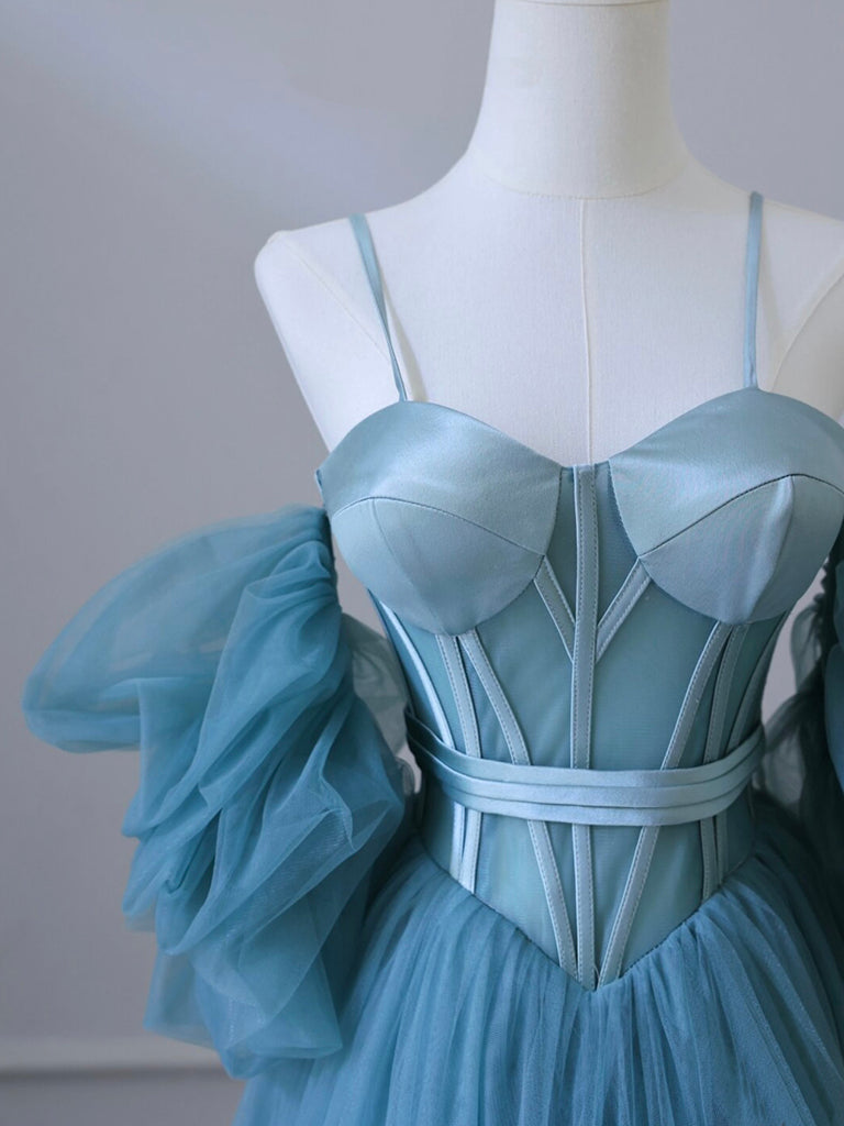 Abito da ballo in tulle blu con scollo a trapezio